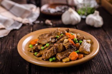 Sebze ve soya Sarımsak soslu domuz eti madalyonlar