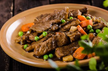 Sebze ve soya Sarımsak soslu domuz eti madalyonlar