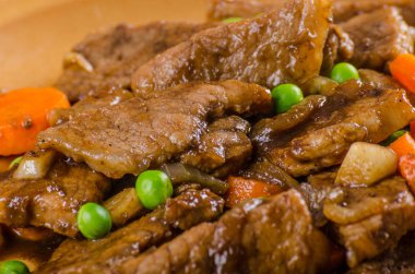 Sebze ve soya Sarımsak soslu domuz eti madalyonlar