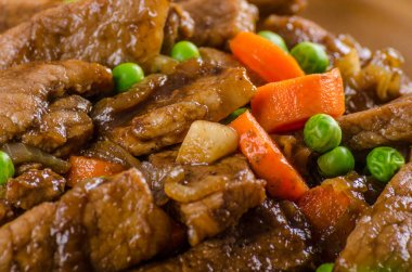 Sebze ve soya Sarımsak soslu domuz eti madalyonlar