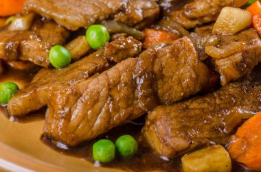 Sebze ve soya Sarımsak soslu domuz eti madalyonlar