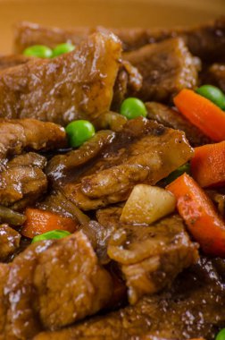 Sebze ve soya Sarımsak soslu domuz eti madalyonlar