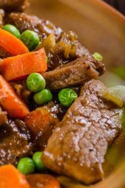 Sebze ve soya Sarımsak soslu domuz eti madalyonlar