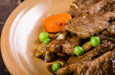 Sebze ve soya Sarımsak soslu domuz eti madalyonlar