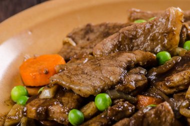 Sebze ve soya Sarımsak soslu domuz eti madalyonlar