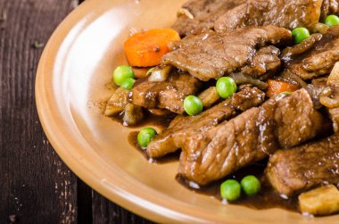 Sebze ve soya Sarımsak soslu domuz eti madalyonlar