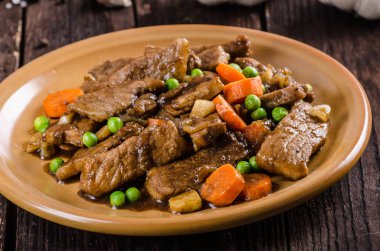 Sebze ve soya Sarımsak soslu domuz eti madalyonlar