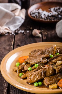 Sebze ve soya Sarımsak soslu domuz eti madalyonlar