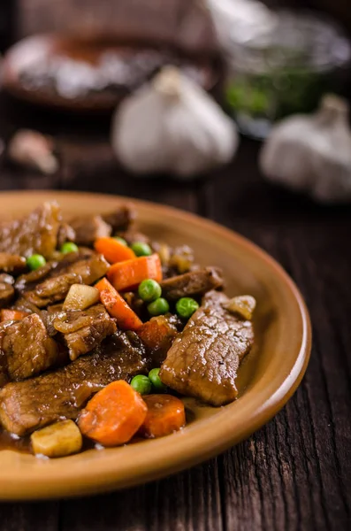 Medallones de cerdo con salsa de ajo vegetal y de soja — Foto de Stock