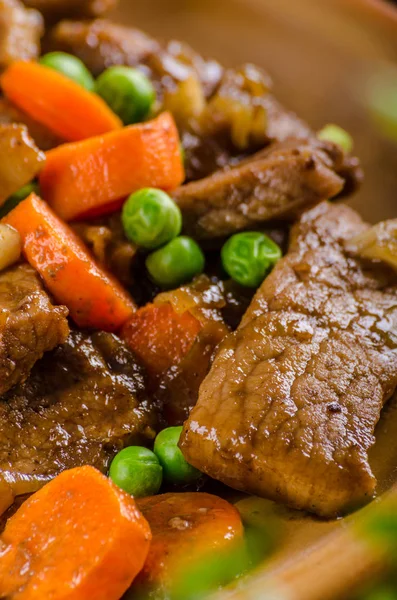 野菜と醤油のガーリック ソースと豚肉のメダリオン — ストック写真