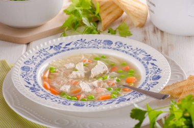 Bahar tavuk çorbası erişte, sebze ve tost