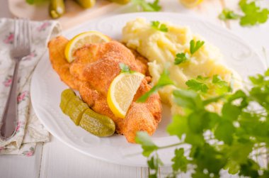 Taze weiner schitzel orijinal, patates püresi