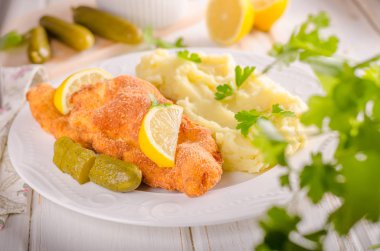 Taze weiner schitzel orijinal, patates püresi