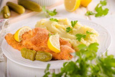 Taze weiner schitzel orijinal, patates püresi