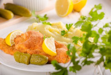 Taze weiner schitzel orijinal, patates püresi