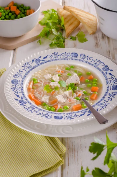 Лапша с куриным супом, овощи и тосты — стоковое фото
