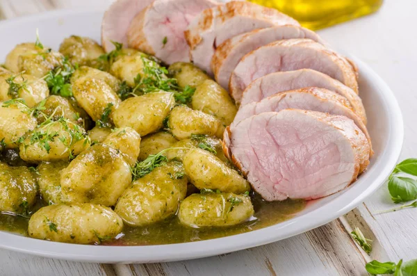 Solomillo de cerdo con hierbas y especias, pesto gnocchi — Foto de Stock