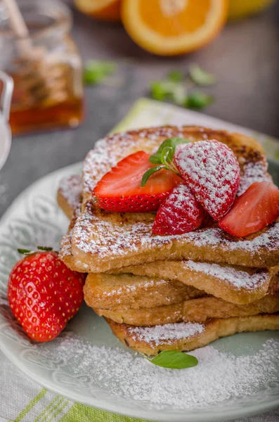 Francouzský toast s jahodami — Stock fotografie