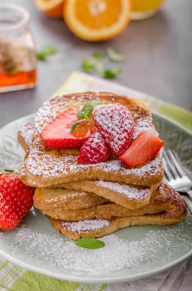 Tostadas francesas con fresas — Foto de Stock