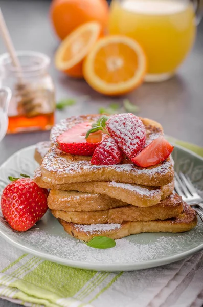 Francouzský toast s jahodami — Stock fotografie