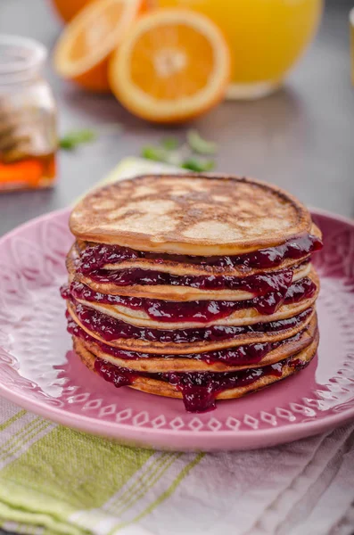 Frittelle fragola, zucchero e marmellata — Foto Stock