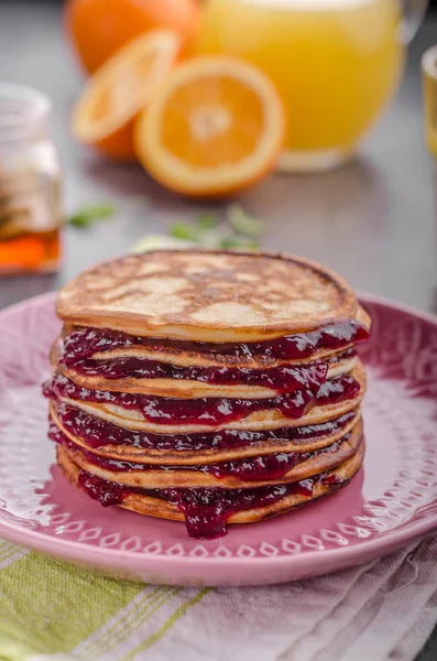 Frittelle fragola, zucchero e marmellata — Foto Stock