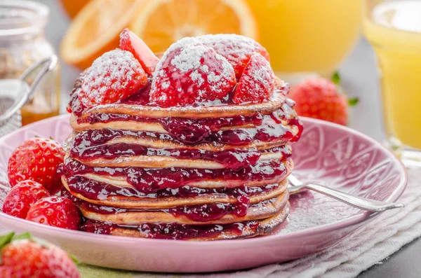 Panqueques de fresa, azúcar y mermelada — Foto de Stock