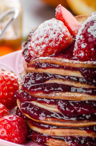 팬케이크 딸기, 설탕, 잼 — 스톡 사진