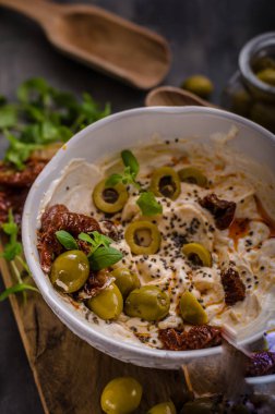 Taze peynir zeytinli, kurutulmuş domates