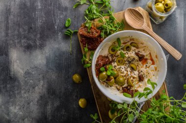 Taze peynir zeytinli, kurutulmuş domates