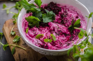 Pancar kökü peynir ve otlar ile