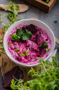 Pancar kökü peynir ve otlar ile