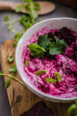 Pancar kökü peynir ve otlar ile