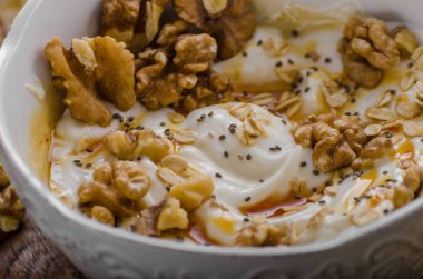 Bal ve ceviz ile taze peynir