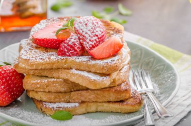 Fransız tostu çilek ile