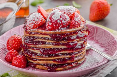 Çilek, şeker ve reçel krep