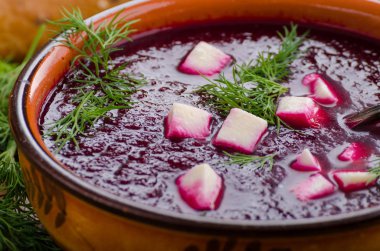 Peynir ve otlar ile pancar çorbası