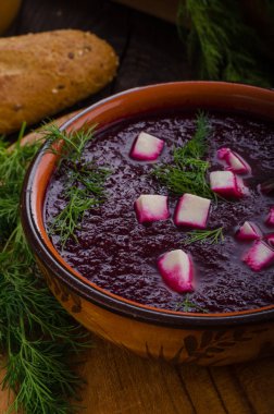 Peynir ve otlar ile pancar çorbası