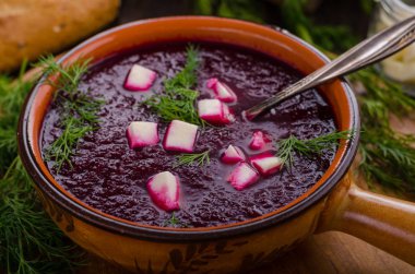 Peynir ve otlar ile pancar çorbası