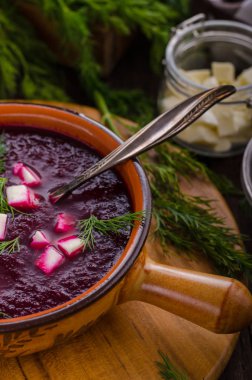 Peynir ve otlar ile pancar çorbası