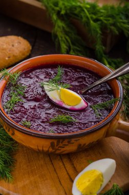 Peynir ve otlar ile pancar çorbası