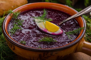 Peynir ve otlar ile pancar çorbası