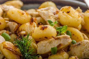 Fried gnocchi tavuk köri