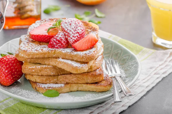 Francouzský toast s jahodami — Stock fotografie