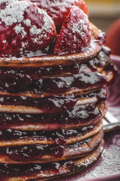 Pannenkoeken aardbei, suiker en jam — Stockfoto