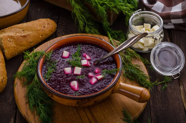 Bieten soep met kaas en kruiden — Stockfoto