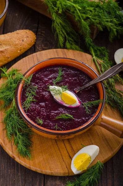 Свекольный суп с сыром и травами — стоковое фото