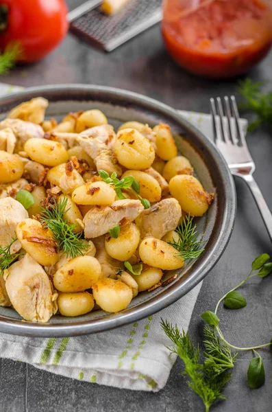 Gnocchi frito pollo al curry —  Fotos de Stock