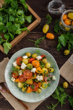 Taze domates zeytin salata beyaz peynir