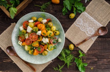 Taze domates zeytin salata beyaz peynir